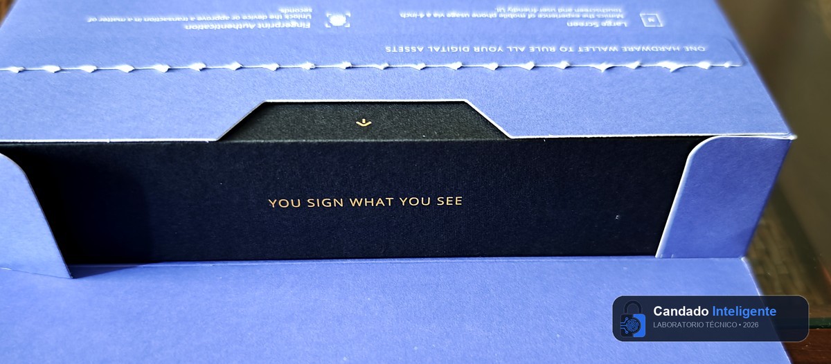 Detalle de apertura de Keystone 3 Pro en nuestro laboratorio: solapa con el lema ‘YOU SIGN WHAT YOU SEE’ en letras doradas y precinto de rasgado