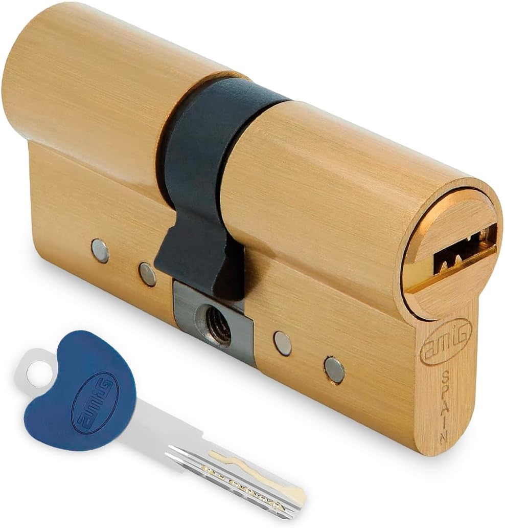 Ver especificaciones técnicas y precio actualizado de Amig – Cilindro de Seguridad Europeo 62 mm en Latón Mate – Antitaladro Fotografía técnica oficial de Amig – Cilindro de Seguridad Europeo 62 mm en Latón Mate – Antitaladro - Vista frontal con fondo blanco